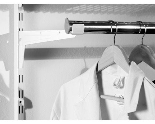 Bară de haine cu suport, șină de perete și haine pe umerașe.