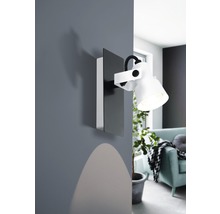 Lampa de perete în sufragerie cu un con de lumină pe perete