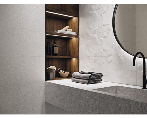 Baie modernă cu chiuvetă, oglindă, faianță și raft din lemn