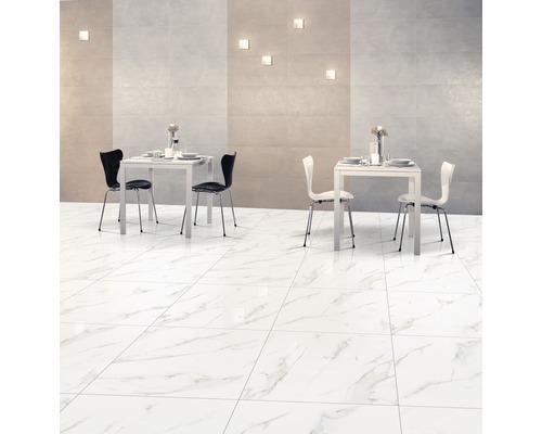 Scenă cu gresie de pardoseală cu aspect de marmură, mese și scaune.