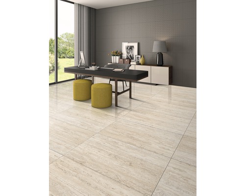 Birou luminos cu pardoseală cu gresie, birou și fereastră