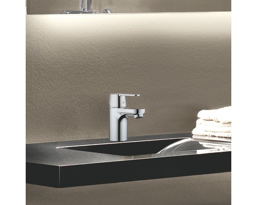 Baterie monocomandă pe o chiuvetă în baie