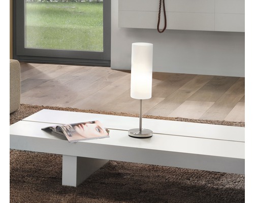 Lampă de masă pe o măsuță de cafea într-o sufragerie.