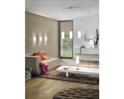 Living cu canapea, covor, măsuță de cafea și diverse lămpi pentru iluminarea camerei.