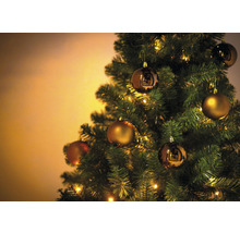 Brad împodobit cu globuri și lumini.