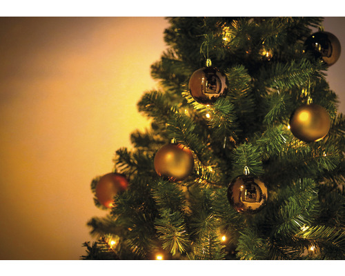 Brad împodobit cu globuri și lumini.