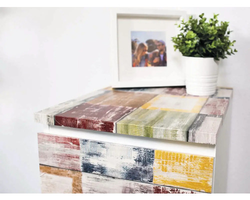 Comodă cu decor multicolor și articole decorative