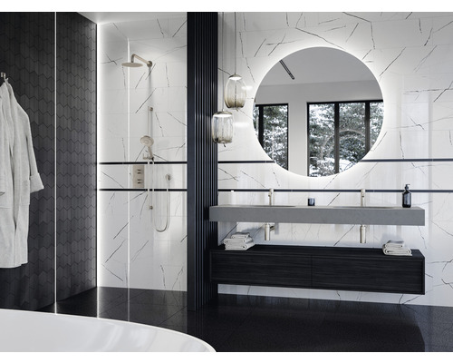 Baie modernă cu duș, lavoar și oglindă rotundă