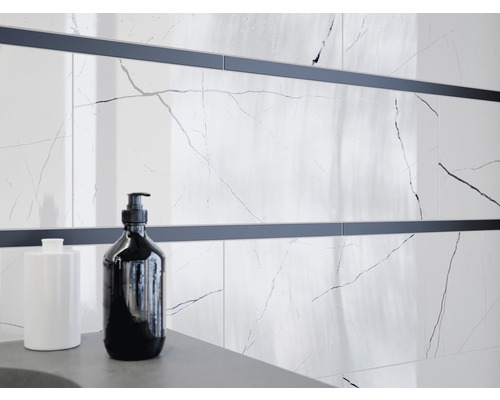 Baie decorativă cu gresie de marmură albă și borduri negre, plus două dozatoare de săpun