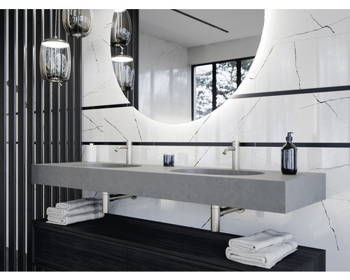 Baie modernă cu chiuvetă dublă, oglindă și prosoape.