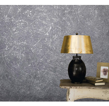 Tapetă structurată gri cu lampă pe o masă