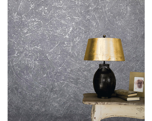 Tapetă structurată gri cu lampă pe o masă