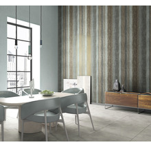 Sufragerie cu masă, scaune și tapet cu dungi