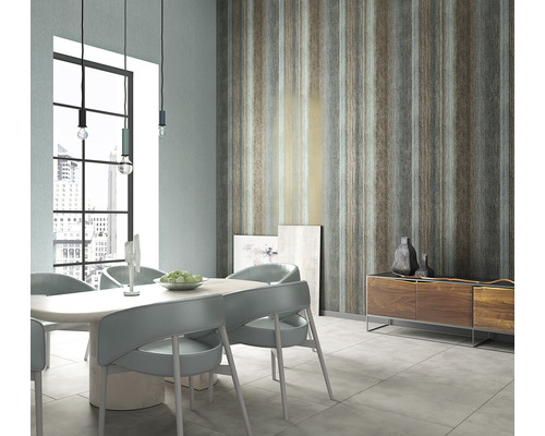 Sufragerie cu masă, scaune și tapet cu dungi