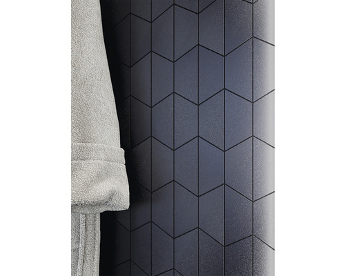 Faianță de perete cu model geometric și halat de baie