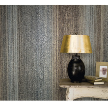 Tapetă decorativă cu model liniar în interior lângă lampă de masă