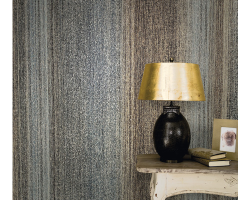 Tapetă decorativă cu model liniar în interior lângă lampă de masă