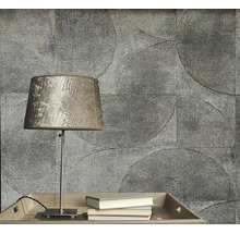 Tapet cu model circular și lampă de masă pe o masă