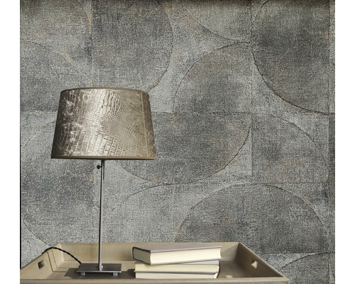 Tapet cu model circular și lampă de masă pe o masă