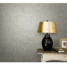 Prim-plan cu tapet texturat într-un living cu lampă de masă și decorațiuni