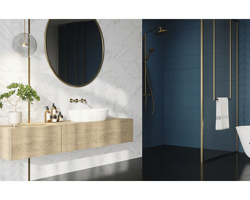 Baie cu lavoar, oglindă și duș