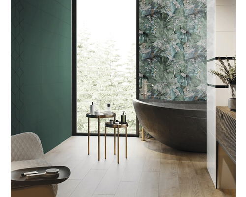 Baie luminoasă cu cadă independentă, gresie cu model de plante și perete verde