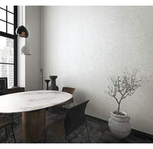 Sufragerie luminoasă cu masă, scaune și plantă de interior într-un ghiveci