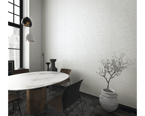 Sufragerie luminoasă cu masă, scaune și plantă de interior într-un ghiveci