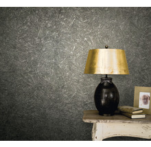 Tapet gri din material netesut cu o lampă de masă pe o masă
