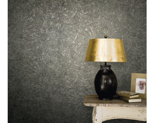 Tapet gri din material netesut cu o lampă de masă pe o masă