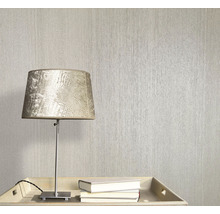 Scenă cu tapet texturat, o lampă și cărți pe o masă