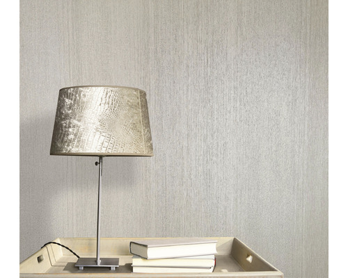 Scenă cu tapet texturat, o lampă și cărți pe o masă