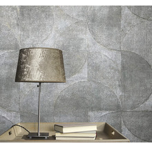 Scenă cu tapet cu model, lampă de masă și cărți