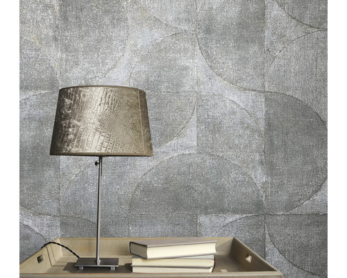 Scenă cu tapet cu model, lampă de masă și cărți