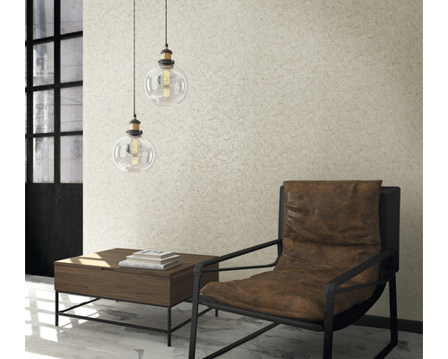 Cameră de zi cu fotoliu, masă și două corpuri de iluminat suspendate