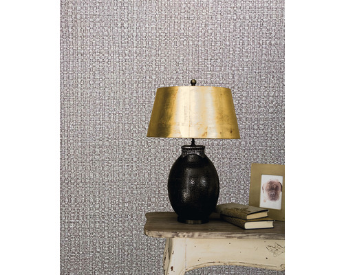 Scenă cu tapet textil, lampă și decorațiuni pe o masă