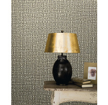 Prim-plan cu un tapet de perete cu model textil lângă o lampă de masă