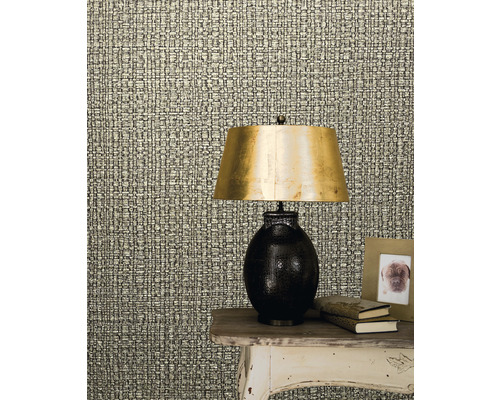 Prim-plan cu un tapet de perete cu model textil lângă o lampă de masă