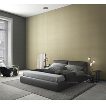 Dormitor cu pat dublu, fotolii și tapet cu model