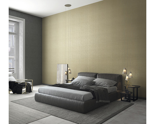 Dormitor cu pat dublu, fotolii și tapet cu model