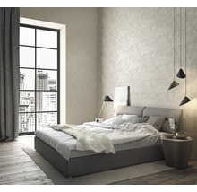 Dormitor modern cu pat, noptieră și fereastră mare.