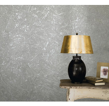 Decor de perete cu textură și lampă de masă