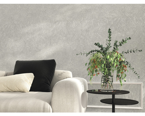 Cameră de zi cu canapea, perne, masă și decorațiuni