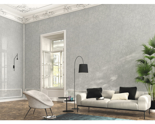 Cameră de zi cu tapet gri cu model, canapea, fotoliu și plantă de interior