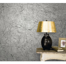 Cameră de zi cu tapet cu aspect crăpat, lampă și masă