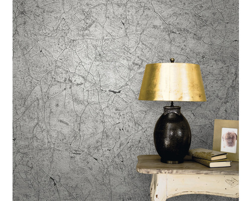 Cameră de zi cu tapet cu aspect crăpat, lampă și masă