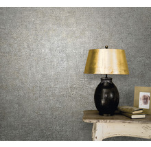 Prim-plan al unui perete cu tapet texturat într-o cameră de zi