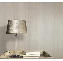 Tapet cu textură lângă o lampă și cărți pe o masă