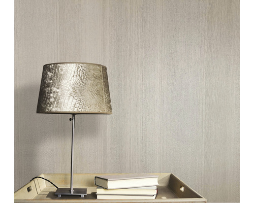 Tapet cu textură lângă o lampă și cărți pe o masă