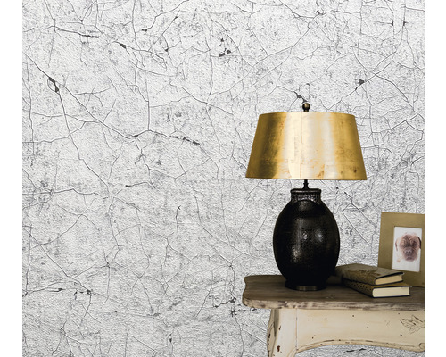 Tapet cu model crăpat lângă lampă de masă și ramă foto